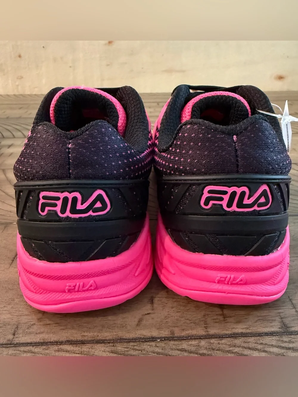 New Fila Volley Zone Bright Pink Court Sneakers Women’s Size 7 w/box